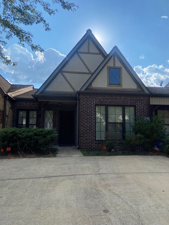 2489 Ridgemont Dr