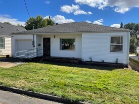 818 NE 13th St in McMinnville, OR - Building Photo