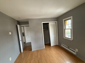 240 Oak St, Unit 13 in Bridgeport, CT - Building Photo - Building Photo