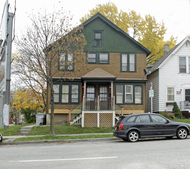 2032 N Farwell Ave in Milwaukee, WI - Building Photo - Building Photo