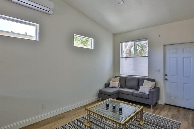 2415 26th St in Sacramento, CA - Building Photo - Building Photo