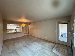 6685 W Burnside Rd in Portland, OR - Foto de edificio - Building Photo