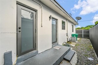 2465 NW 35th St in Miami, FL - Foto de edificio - Building Photo