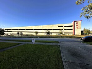 5111 Maple St in Bellaire, TX - Building Photo - Building Photo