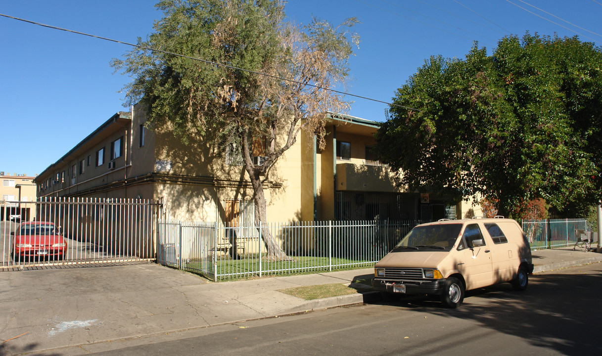 Rayen Apartments in Sepulveda, CA - Building Photo