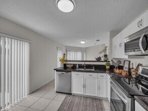 1744 Shoreside Cir, Unit 053 in Wellington, FL - Building Photo - Building Photo