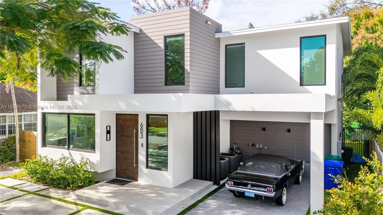 683 NE 68th St in Miami, FL - Building Photo