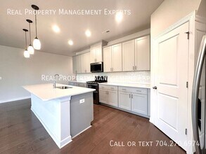 3012 Striped Maple Ct in Charlotte, NC - Building Photo - Building Photo