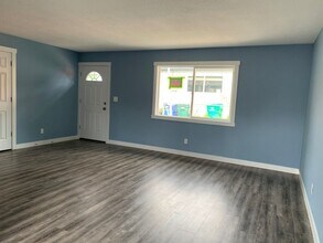 5825-5825 SE 88th Ave in Portland, OR - Foto de edificio - Building Photo