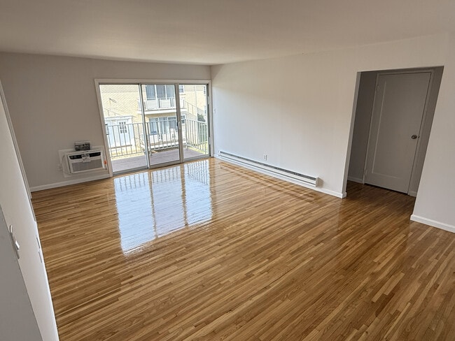 Continental Gardens in Ocean, NJ - Foto de edificio - Building Photo