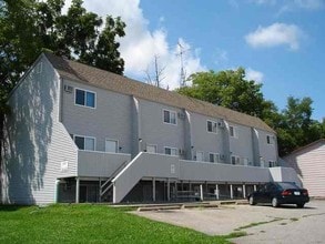 201 5th St in Coralville, IA - Foto de edificio - Building Photo