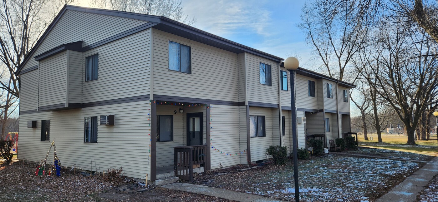 524 N Grant St, Unit 2 in Blue Earth, MN - Foto de edificio