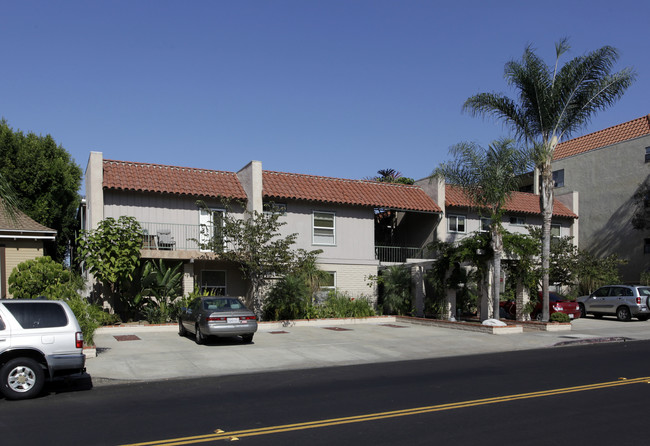 Millinbrook Court in San Diego, CA - Foto de edificio - Building Photo