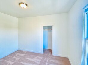 2058 14th Ave W in Seattle, WA - Foto de edificio - Building Photo