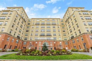 10 Byron Pl in Larchmont, NY - Building Photo