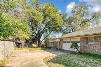 1605 Arrowhead Dr in Pantego, TX - Foto de edificio - Building Photo