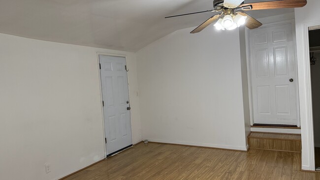 5034 Newcastle Ave, Unit 5034 Newcastle Ave in Encino, CA - Building Photo - Building Photo