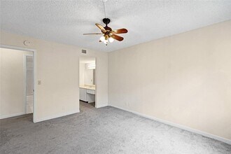 9901 Westview Dr, Unit 325 in Coral Springs, FL - Foto de edificio - Building Photo