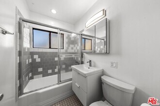 2010 Virginia Ave in Santa Monica, CA - Building Photo - Building Photo