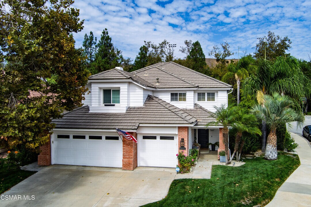 5235 Evanwood Ave in Oak Park, CA - Foto de edificio