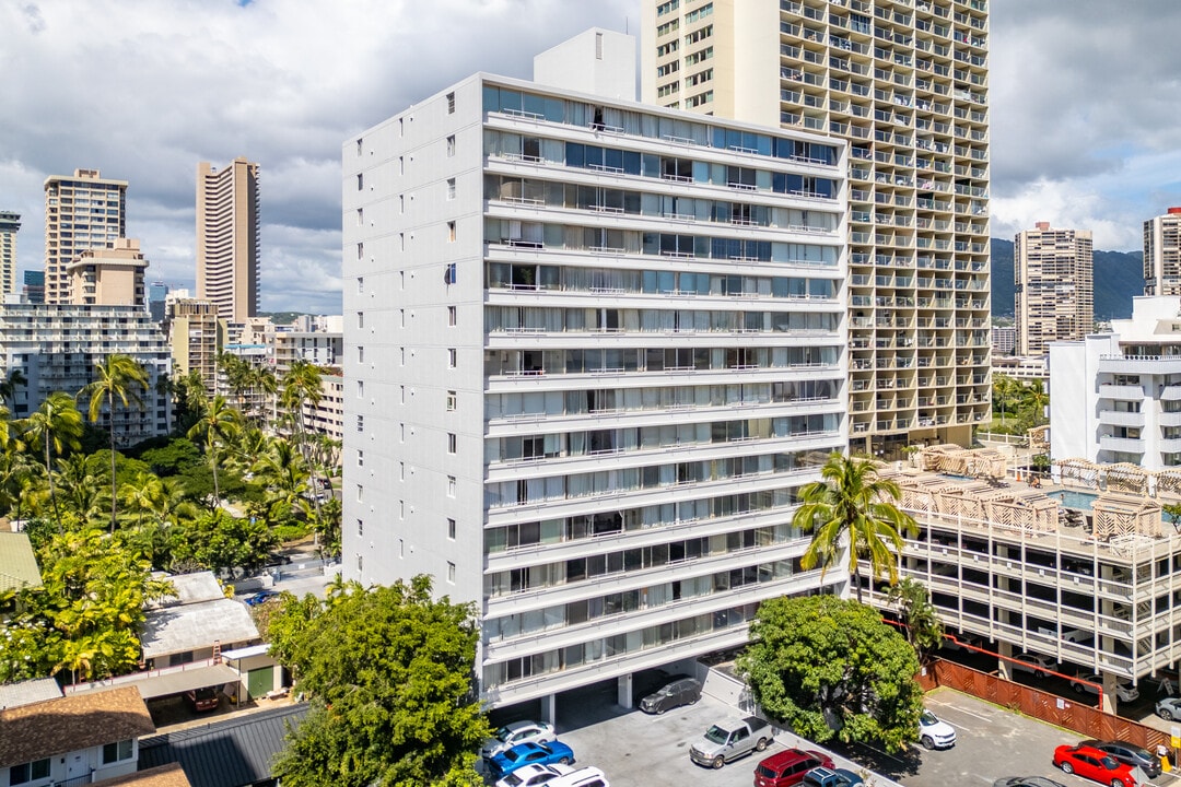Seaside Tower in Honolulu, HI - Building Photo
