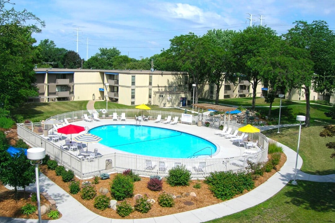 South Pointe in Bloomington, MN - Building Photo
