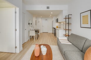 19 on the Greenway in Vancouver, BC - Building Photo