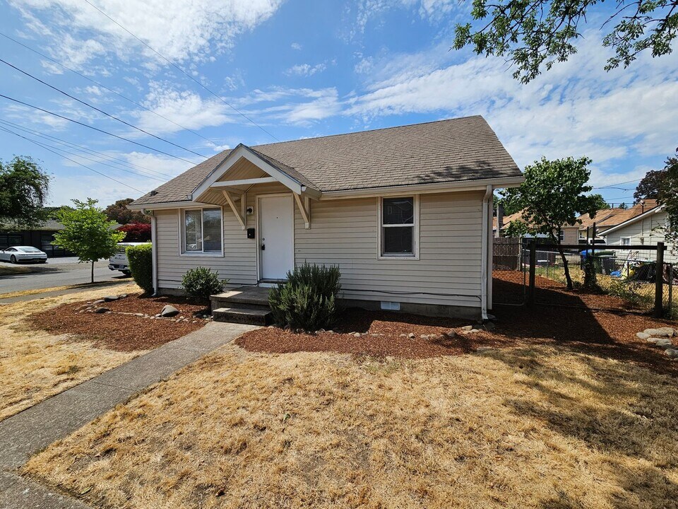 499 17th St SE in Salem, OR - Foto de edificio