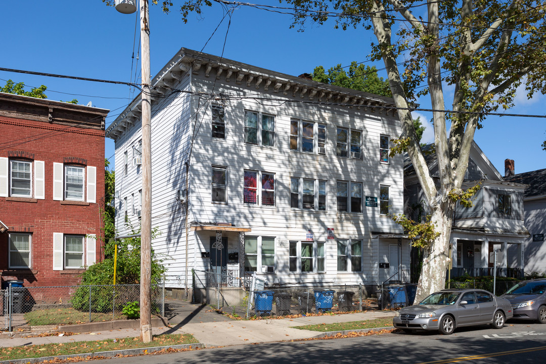 235 Davenport Ave in New Haven, CT - Building Photo