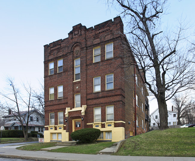 1933 Lee Rd in Cleveland, OH - Foto de edificio - Building Photo