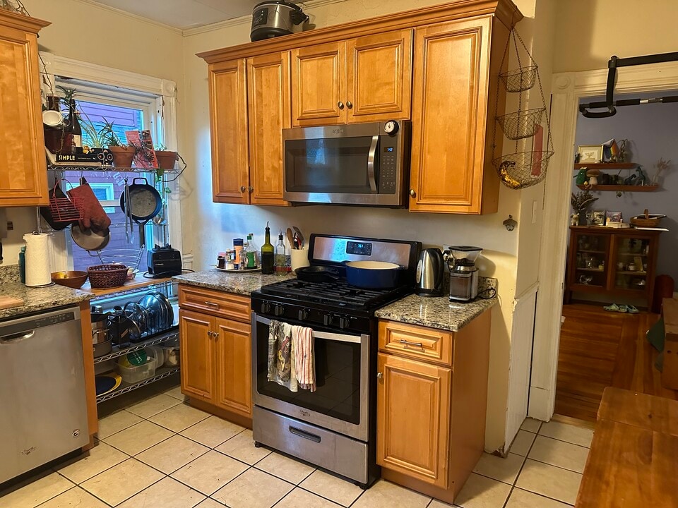 1081 Broadway, Unit 1 in Somerville, MA - Foto de edificio