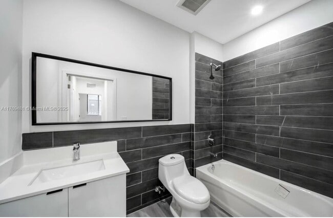 853 E 24th St, Unit 203 in Hialeah, FL - Foto de edificio - Building Photo