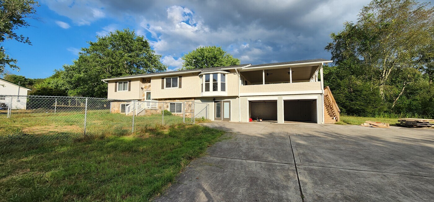 169 Valleyview Dr in Loudon, TN - Building Photo