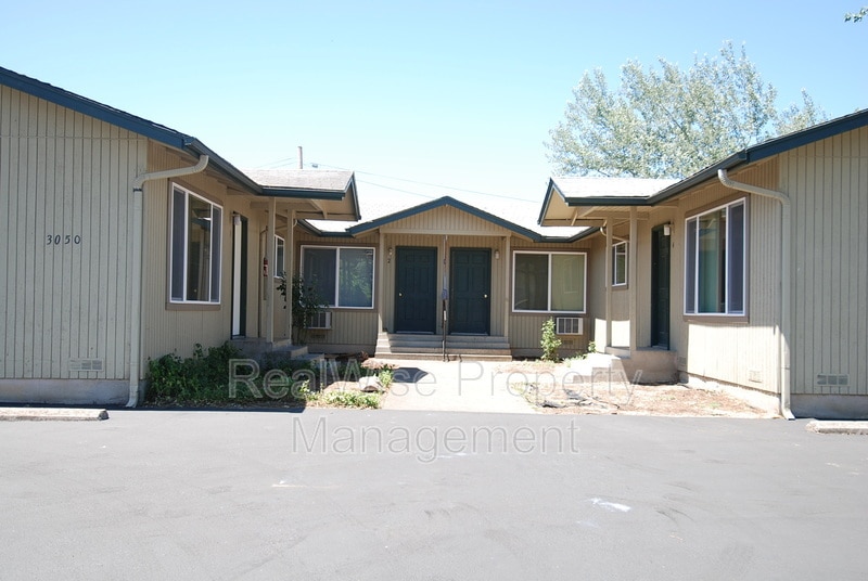 3050 NE Johnson St in Roseburg, OR - Building Photo