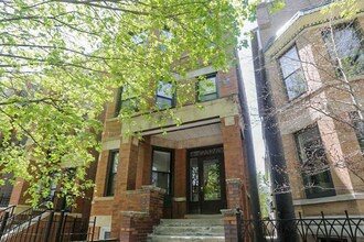 2326 N Southport Ave, Unit 3 in Chicago, IL - Building Photo - Building Photo