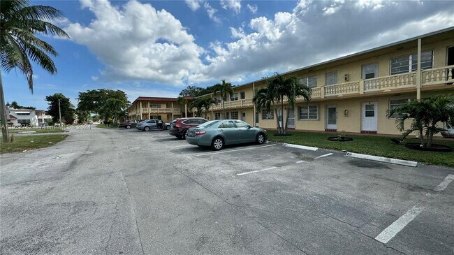 160 NE 203rd Terrace, Unit E31 in Miami Gardens, FL - Building Photo - Building Photo
