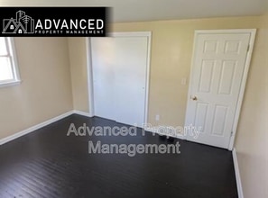 7032A W Mill Rd in Milwaukee, WI - Building Photo - Building Photo