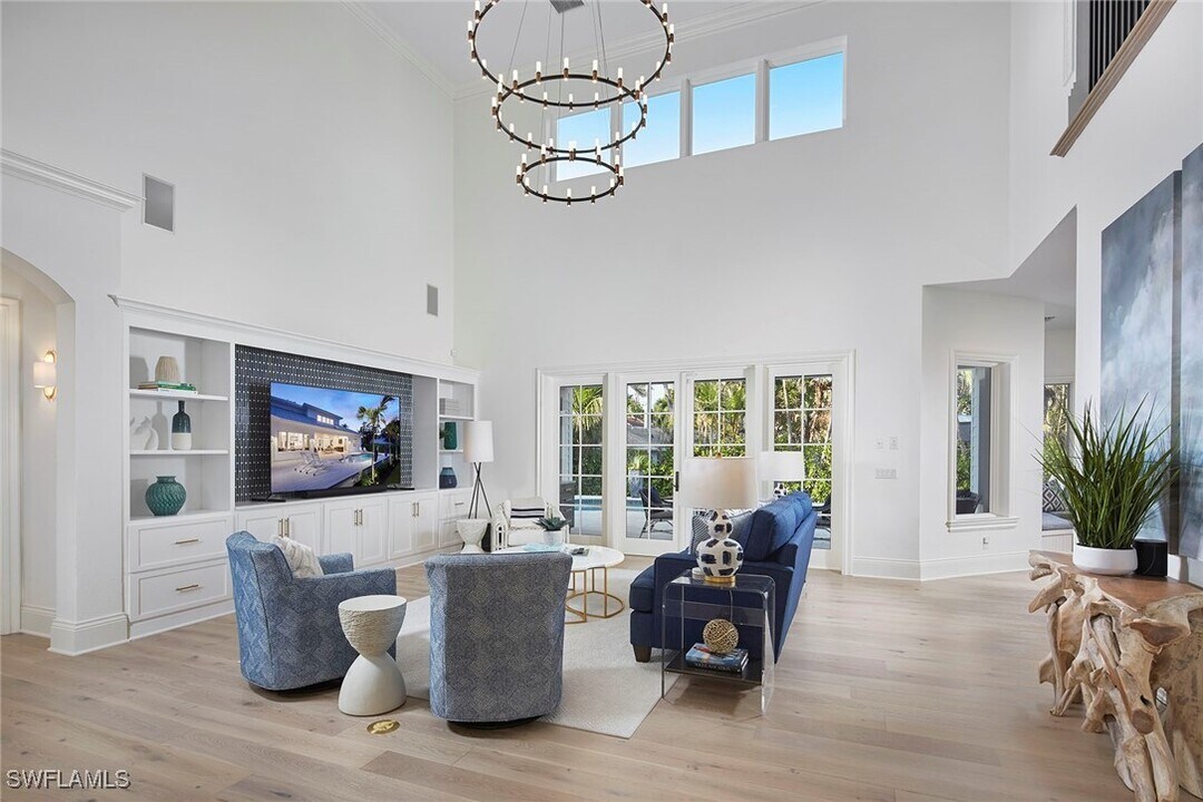 375 Wedge Dr in Naples, FL - Building Photo