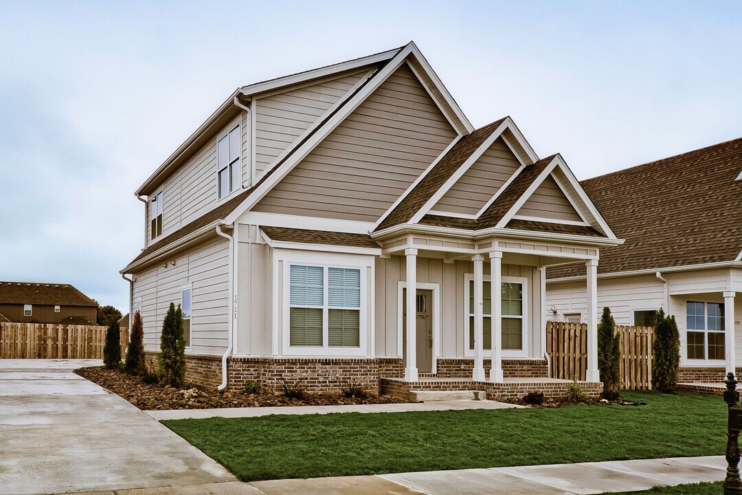 1711 W Broadway Pl in Rogers, AR - Building Photo