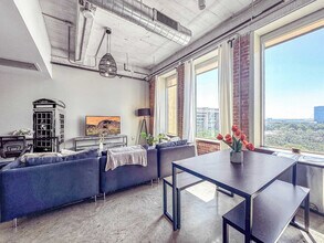 555 Evergreen St in Dallas, TX - Building Photo - Building Photo