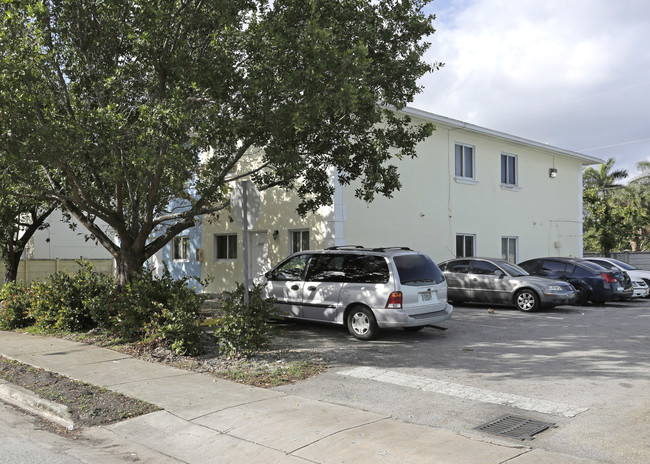 14000 NE 2nd Ave in Miami, FL - Building Photo - Building Photo