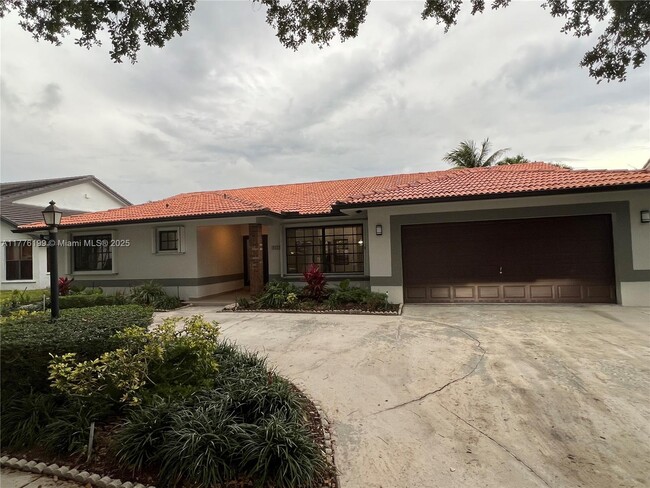8321 NW 167th Ter in Miami Lakes, FL - Foto de edificio - Building Photo