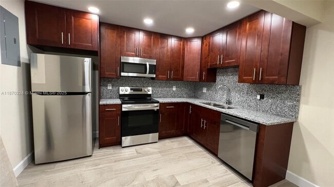2561 NE 10th Ct in Pompano Beach, FL - Building Photo - Building Photo