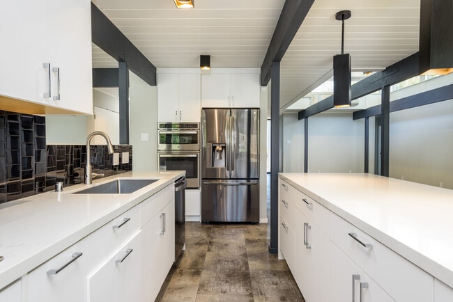 2060 New Brunswick Dr in San Mateo, CA - Building Photo - Building Photo