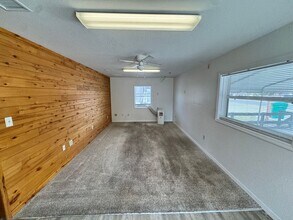 306 N Iona Ave in Fruitland Park, FL - Foto de edificio - Building Photo