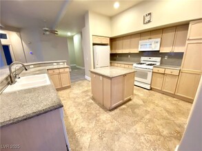 40 Chateau Whistler Ct in Las Vegas, NV - Building Photo - Building Photo