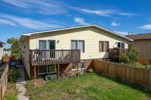 216 Sabrina Way SW in Calgary, AB - Building Photo