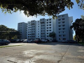 9001 SW 77th Ave in Miami, FL - Building Photo