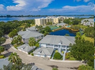 291 Hidden Bay Dr in Osprey, FL - Foto de edificio