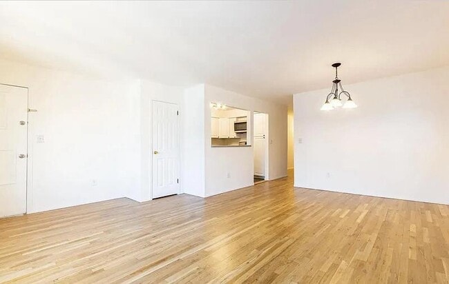 136 Suburbia Terrace in Jersey City, NJ - Building Photo - Building Photo
